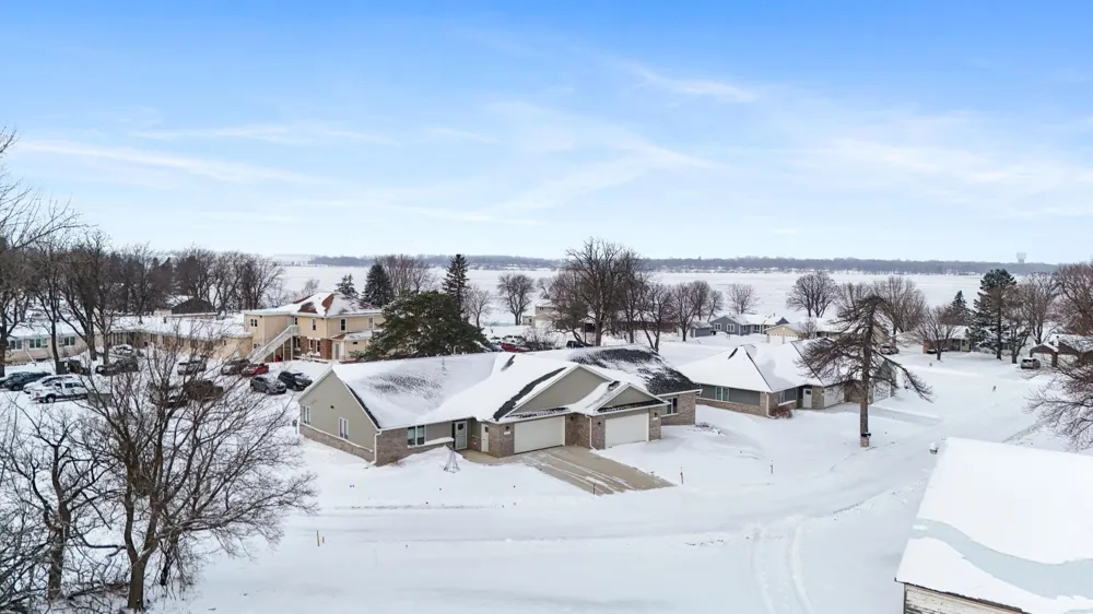 1207 S Shore Drive Worthington, MN 56187