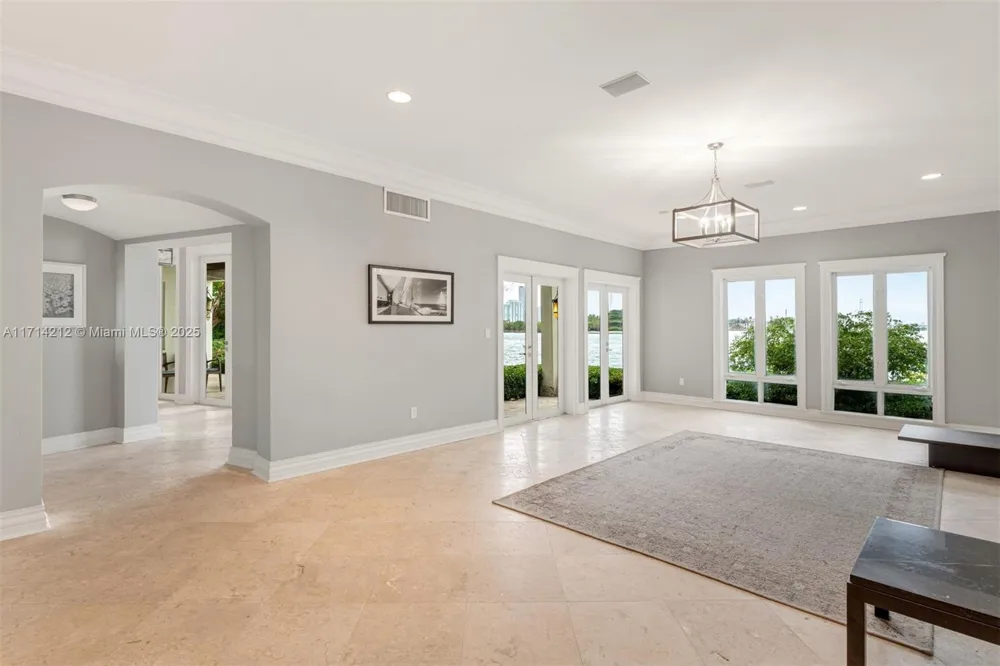 11 E Rivo Alto Dr Miami Beach, FL 33139