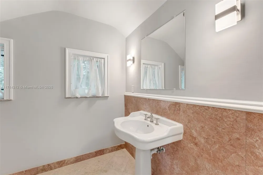 11 E Rivo Alto Dr Miami Beach, FL 33139