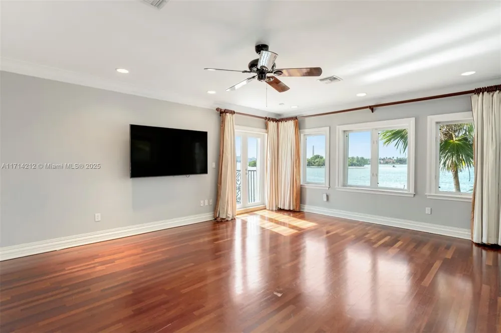 11 E Rivo Alto Dr Miami Beach, FL 33139