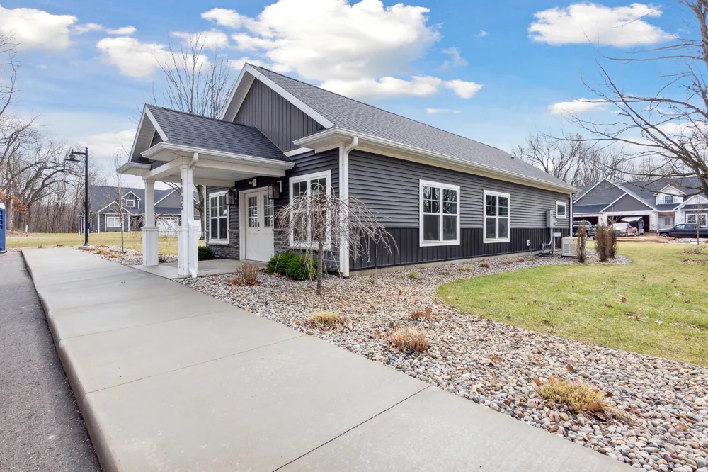 1140 Lochaven Circle #10B Hillsdale, MI 49242