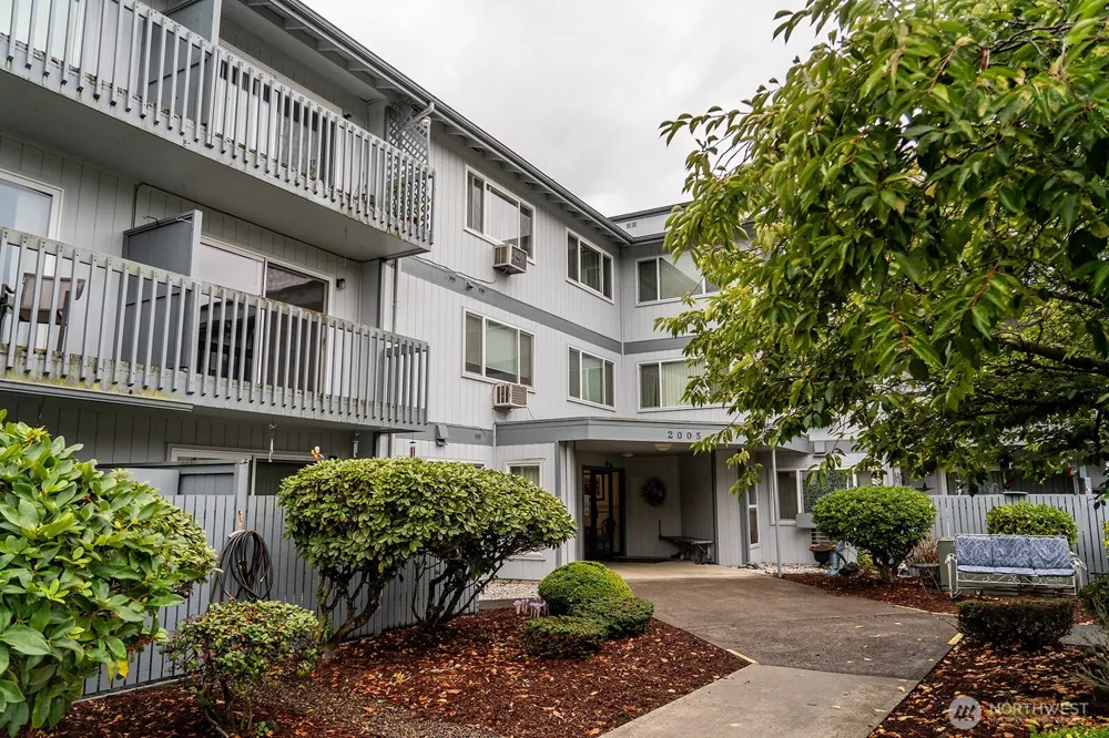 2005 Tibbetts #305 Longview, WA 98632