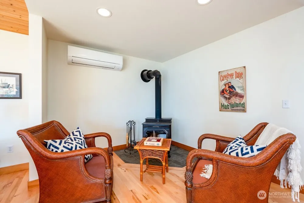 26 G Sound Place Hat Island, WA 98206