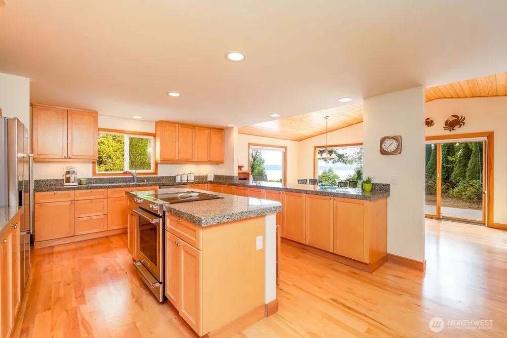 26 G Sound Place Hat Island, WA 98206