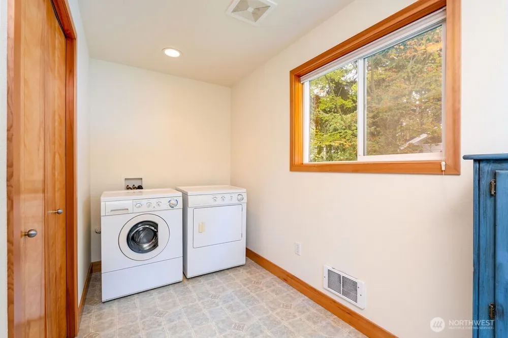26 G Sound Place Hat Island, WA 98206