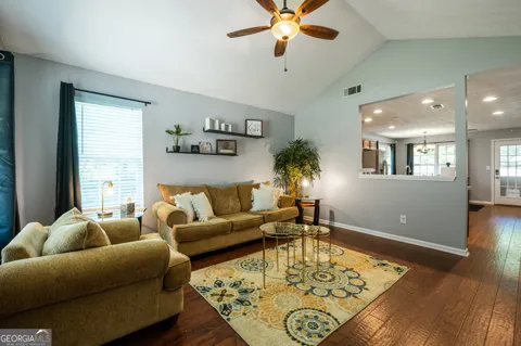 18 Larkspur LN