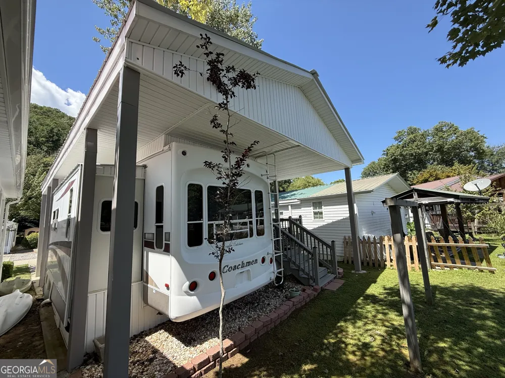 4225 Riverbank RUN Hiawassee, GA 30546