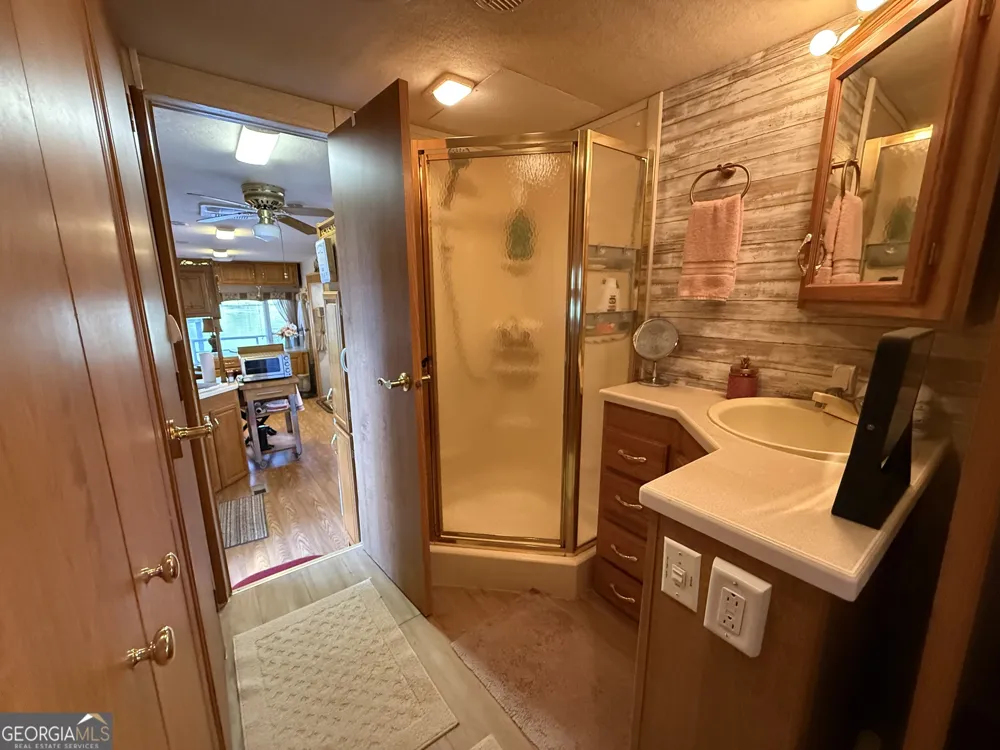 4225 Riverbank RUN Hiawassee, GA 30546
