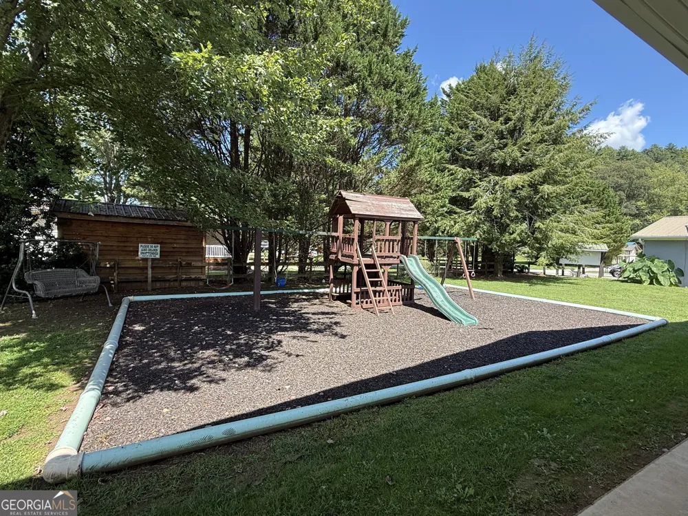 4225 Riverbank RUN Hiawassee, GA 30546