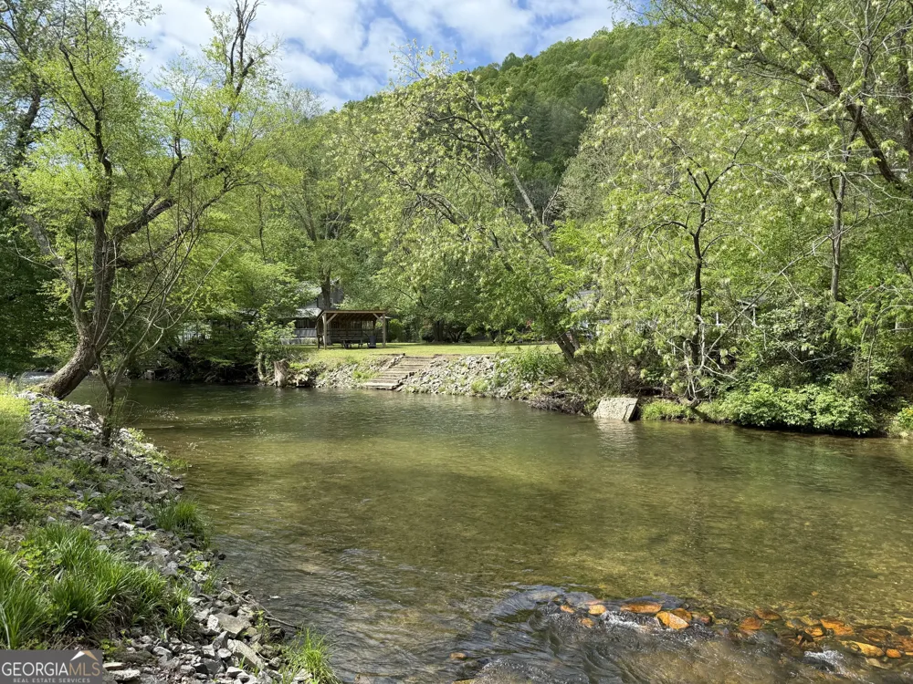 4225 Riverbank RUN Hiawassee, GA 30546