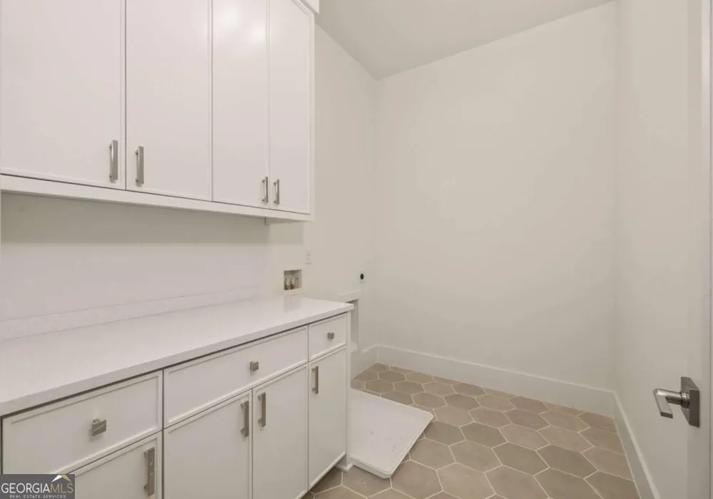 1064 Lupo LOOP Chattahoochee Hills, GA 30268