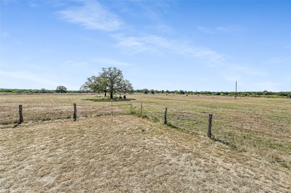 5637 Jeddo Road Waelder, TX 78959