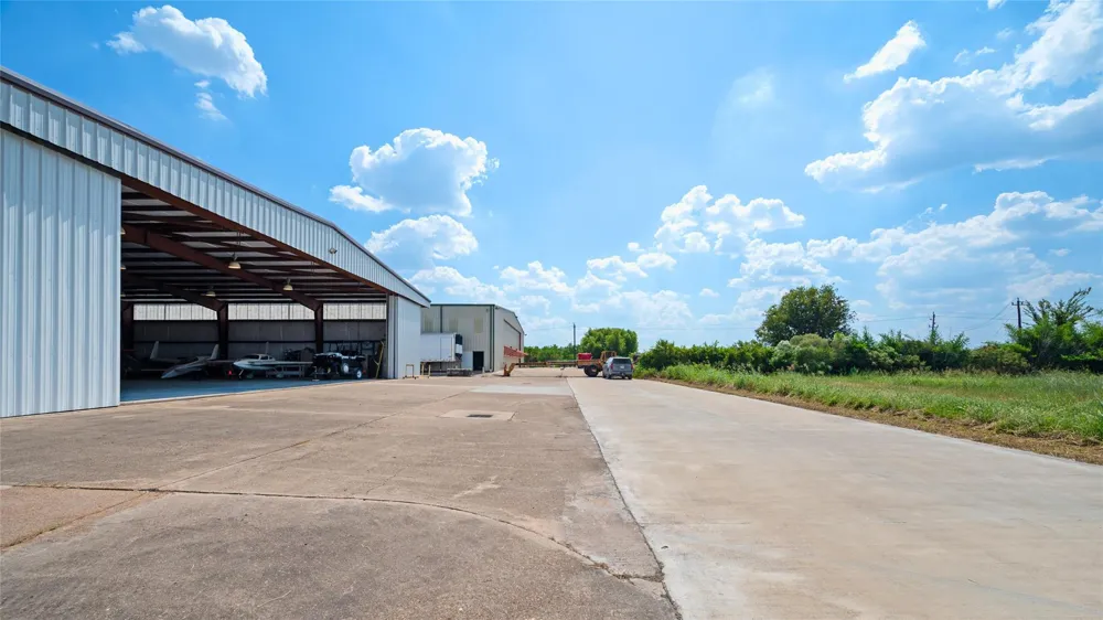 5519 W Arcola Airport Arcola, TX 77583