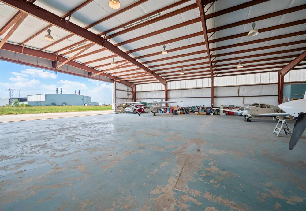 5519 W Arcola Airport Arcola, TX 77583