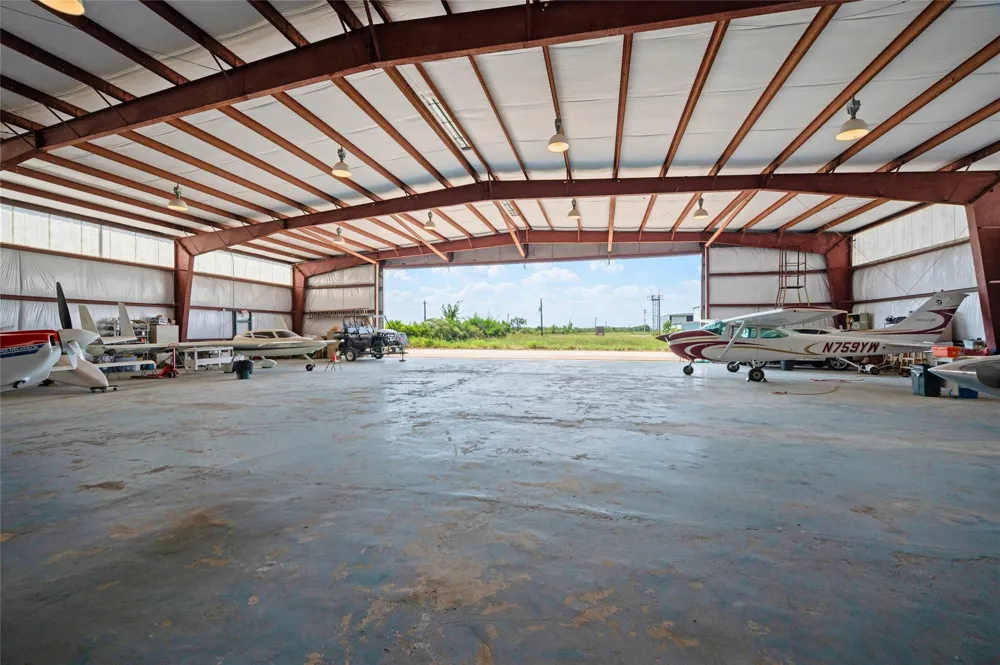5519 W Arcola Airport Arcola, TX 77583