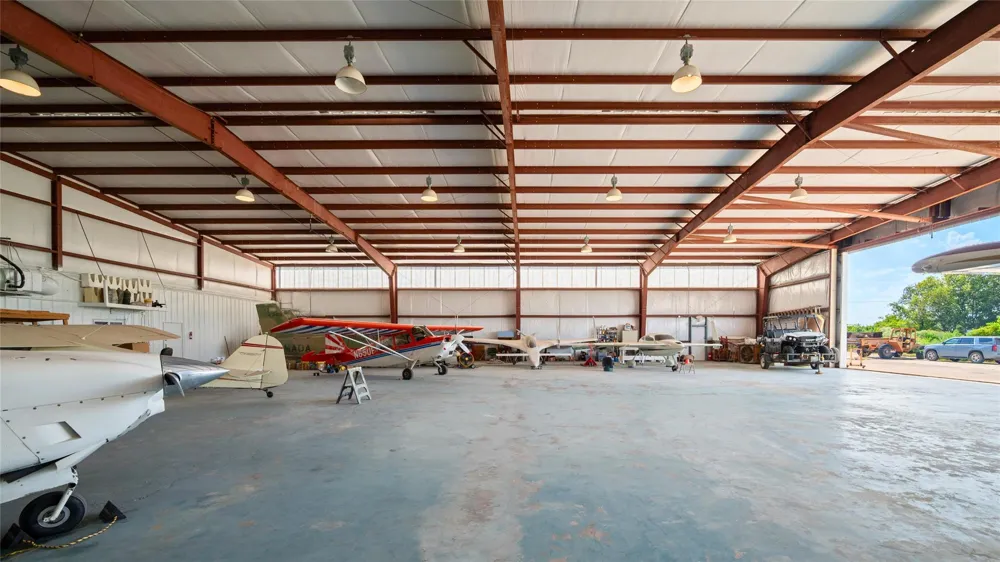 5519 W Arcola Airport Arcola, TX 77583