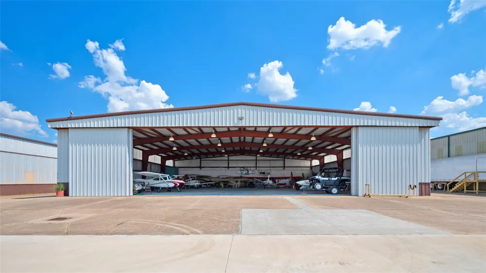 5519 W Arcola Airport Arcola, TX 77583