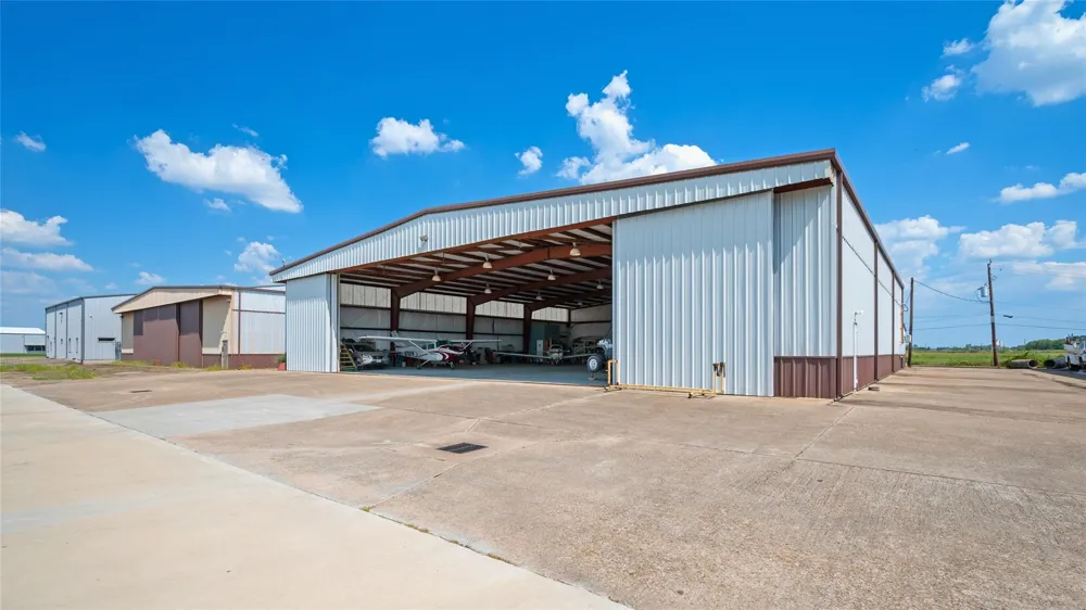5519 W Arcola Airport Arcola, TX 77583