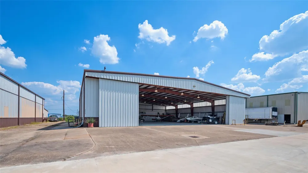5519 W Arcola Airport Arcola, TX 77583