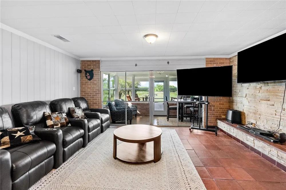 180 Freeman Circle George West, TX 78022