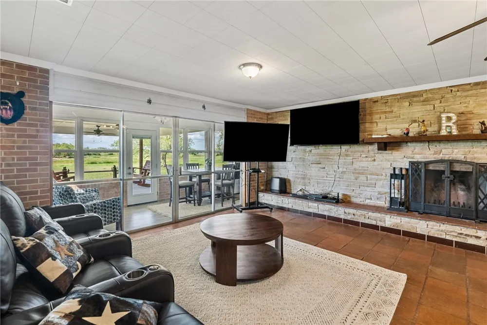180 Freeman Circle George West, TX 78022