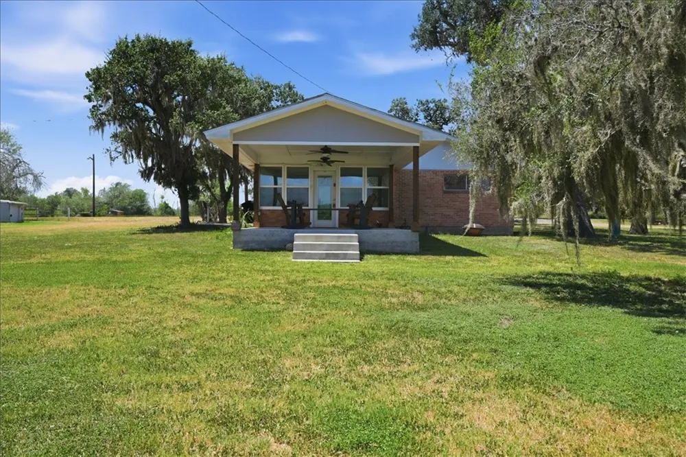 180 Freeman Circle George West, TX 78022
