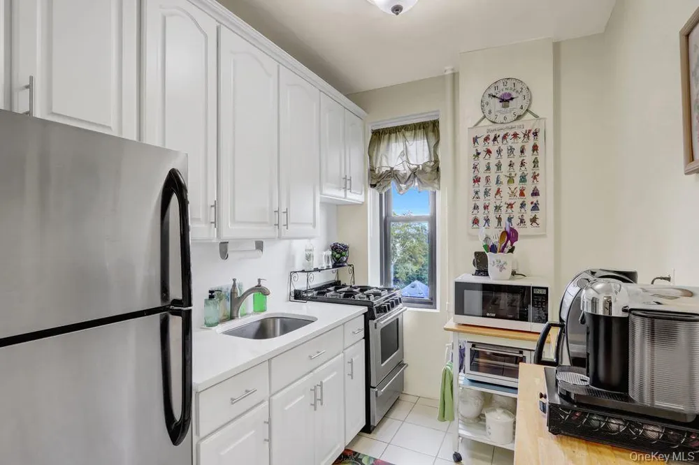 141 Woodmere Boulevard #6E Woodmere, NY 11598