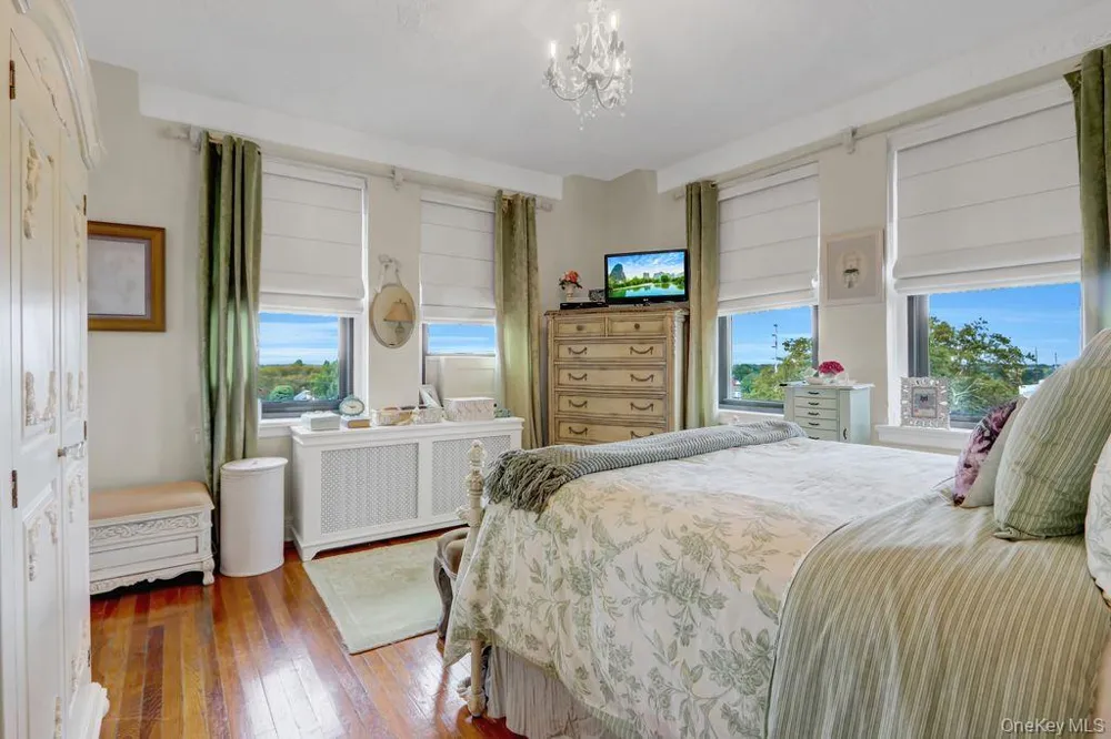 141 Woodmere Boulevard #6E Woodmere, NY 11598