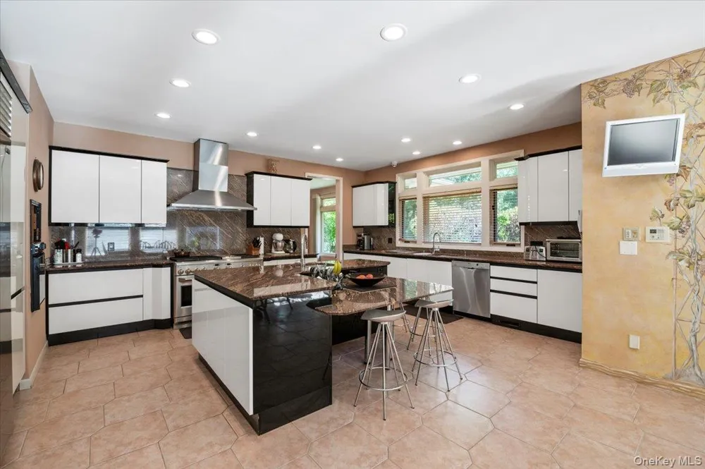 12 Ridge Court Old Brookville, NY 11545
