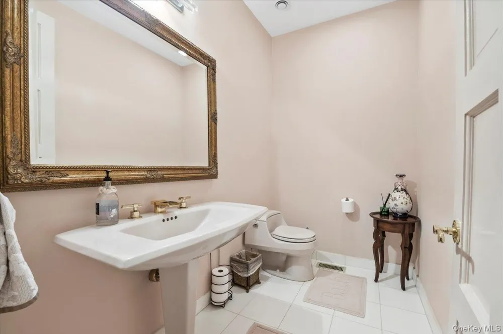 12 Ridge Court Old Brookville, NY 11545