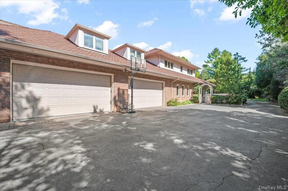 12 Ridge Court Old Brookville, NY 11545