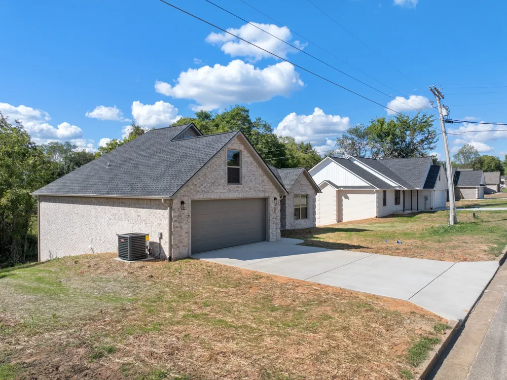 106 Derek Dr Lexington, TN 38351