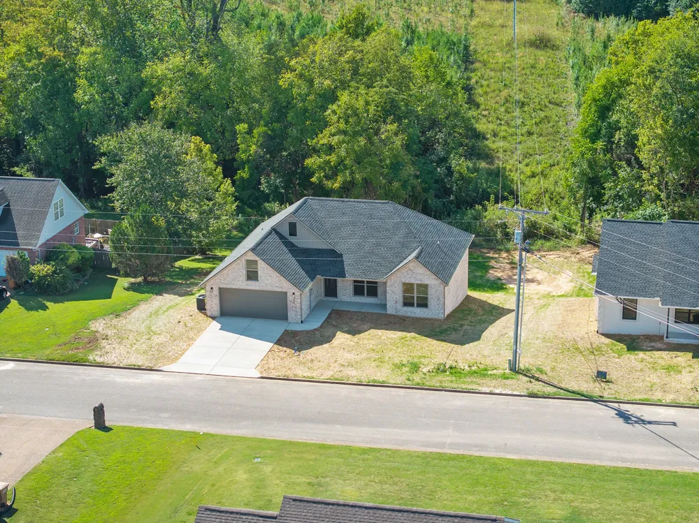 106 Derek Dr Lexington, TN 38351