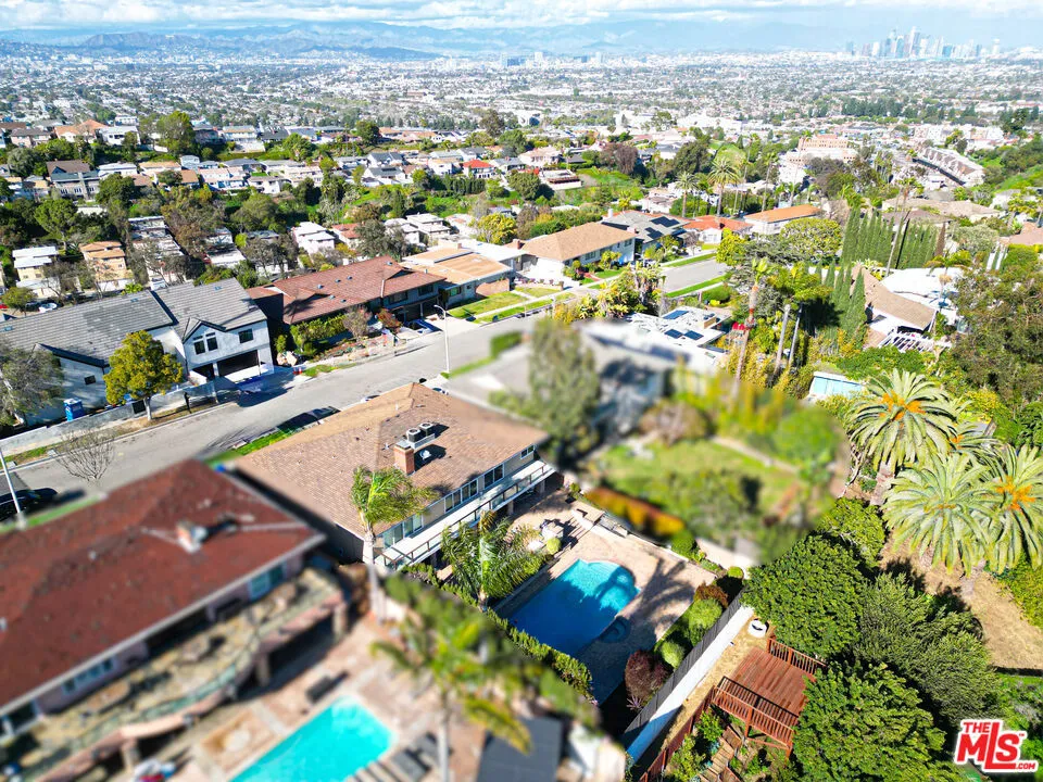 4028 Kenway Avenue View Park, CA 90008