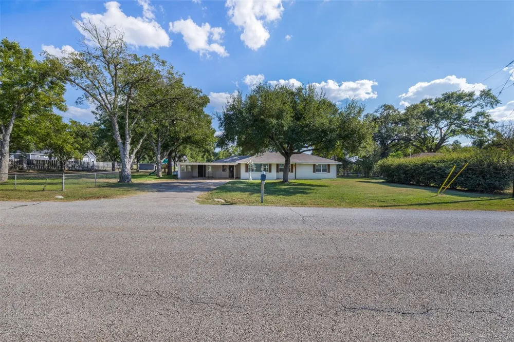 1906 Gun And Rod Road Brenham, TX 77833