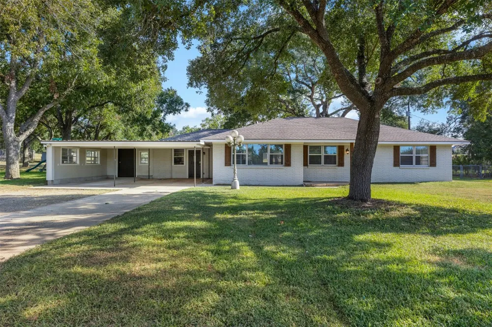 1906 Gun And Rod Road Brenham, TX 77833