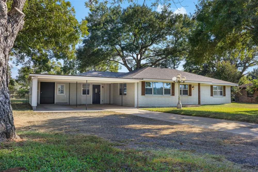 1906 Gun And Rod Road Brenham, TX 77833