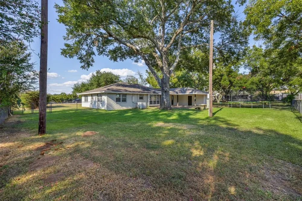 1906 Gun And Rod Road Brenham, TX 77833