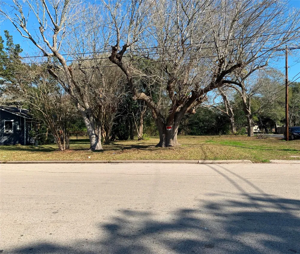 232 S Bell Drive Texas City, TX 77591