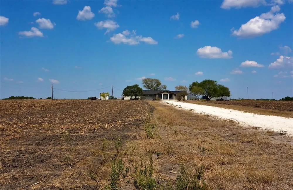 6604 County Road 136 Pawnee, TX 78145
