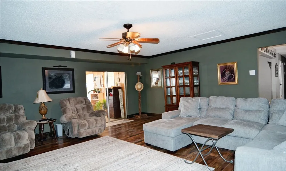 6604 County Road 136 Pawnee, TX 78145