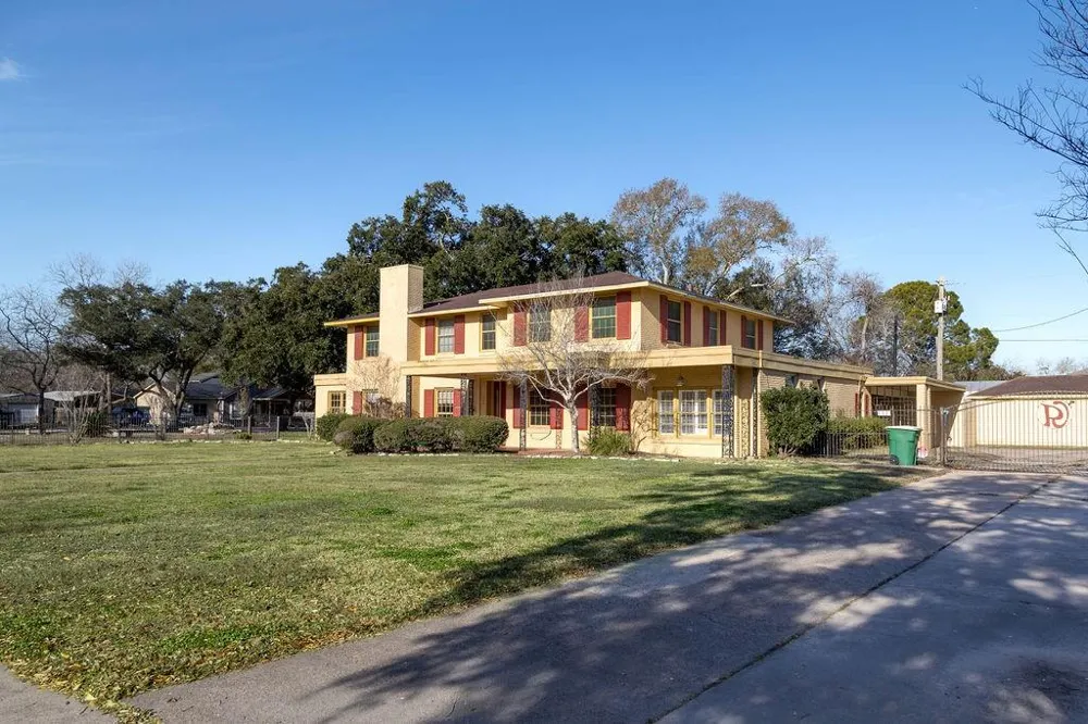 208 West Putnum Avenue Ganado, TX 77962