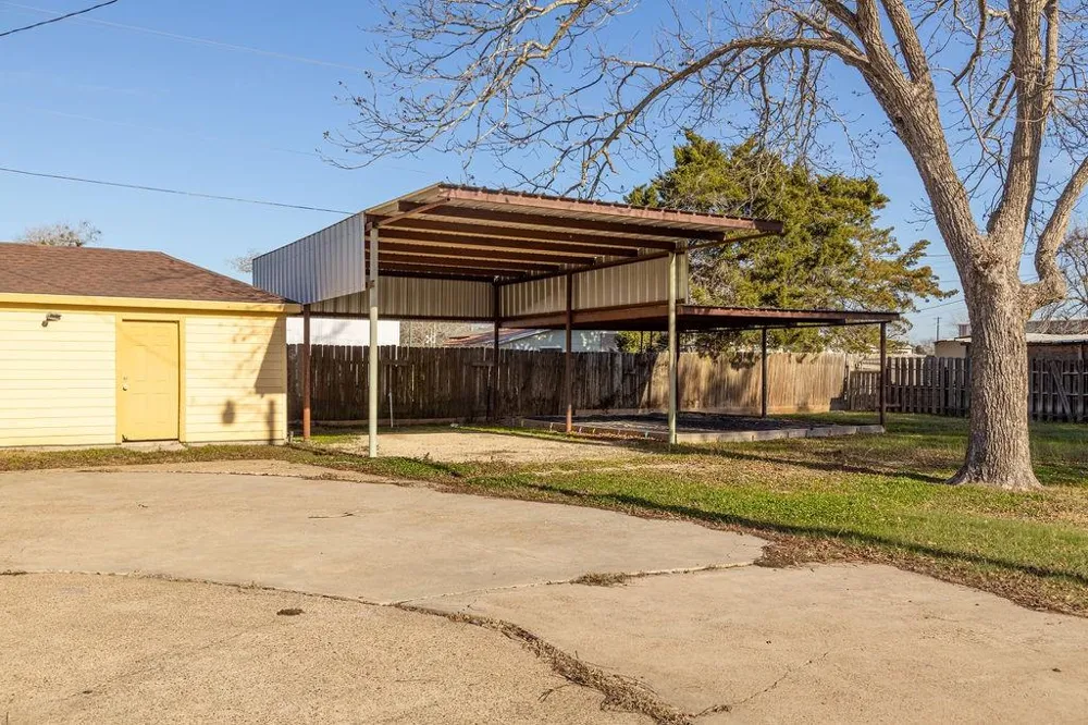 208 West Putnum Avenue Ganado, TX 77962