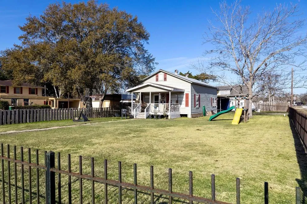 208 West Putnum Avenue Ganado, TX 77962
