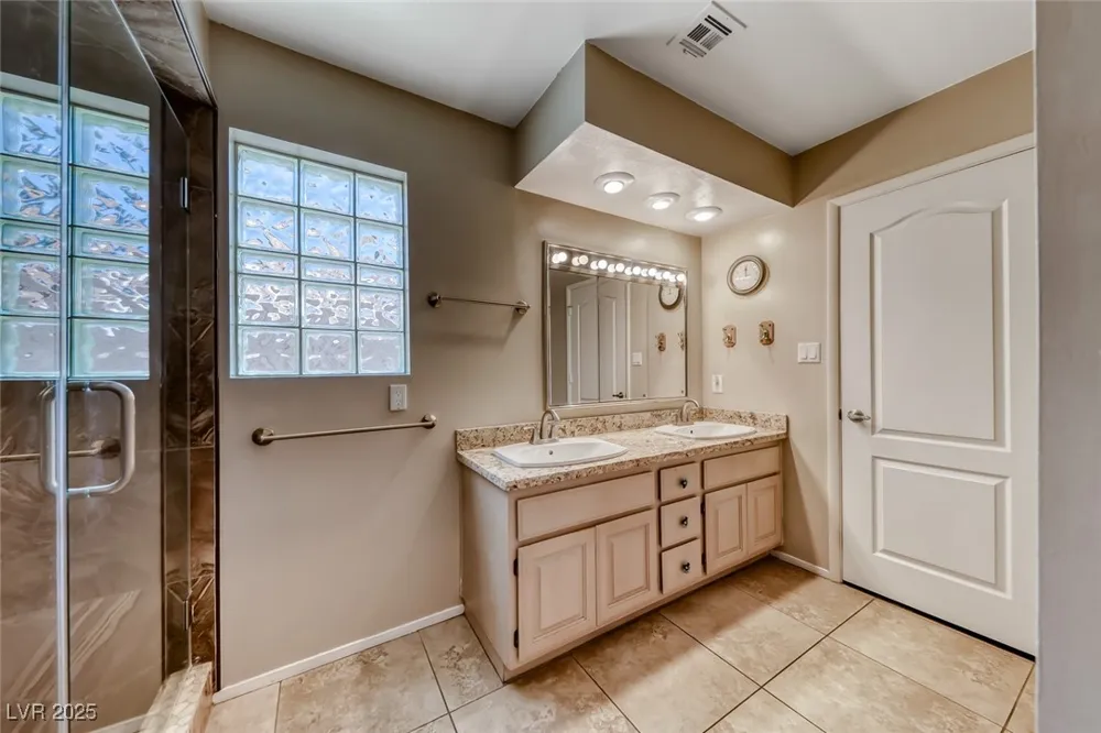 2504 Windjammer Way Las Vegas, NV 89107