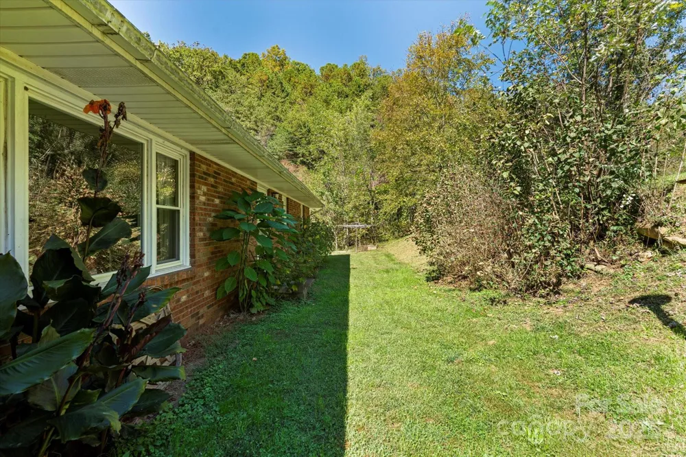 1623 Ammons Branch Road Marshall, NC 28753