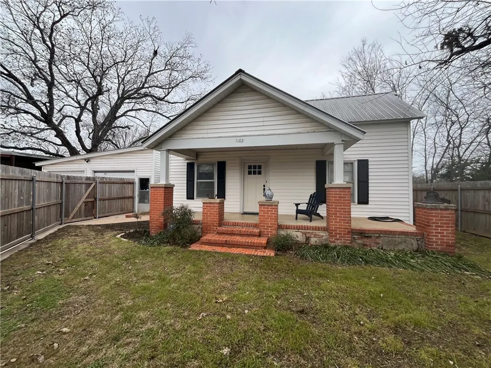 1102 Travis Cameron, TX 76520