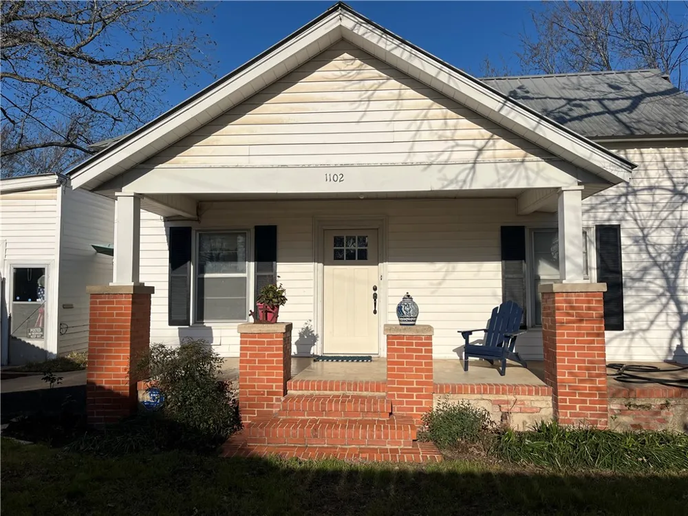 1102 Travis Cameron, TX 76520
