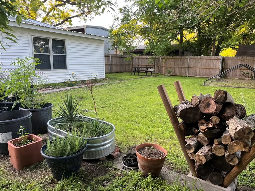 1102 Travis Cameron, TX 76520