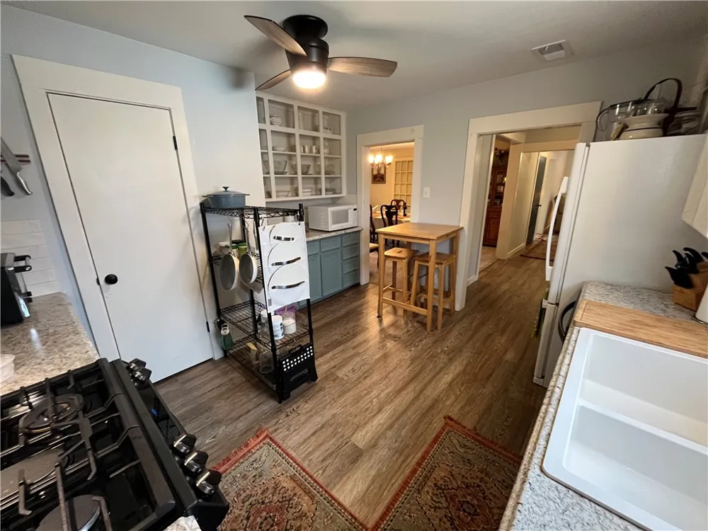 1102 Travis Cameron, TX 76520